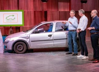 Warum dieses Produkt bald in keinem Auto mehr fehlen könnte Easy Exit Card Rettungskarte Sicherheit Auto V.l.: Stephan Pannhorst, Bernd Lüke und Sylvain Victor präsentieren mit „Easy Exit Card“ einen Nothammer im Kartenformat. Sie erhoffen sich ein Investment von 100.000 Euro für 25 Prozent der Firmenanteile. Bildrechte/FotografRTL / Bernd-Michael Maurer