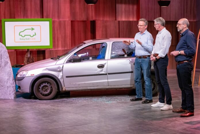 Easy Exit Card Rettungskarte Sicherheit Auto V.l.: Stephan Pannhorst, Bernd Lüke und Sylvain Victor präsentieren mit „Easy Exit Card“ einen Nothammer im Kartenformat. Sie erhoffen sich ein Investment von 100.000 Euro für 25 Prozent der Firmenanteile. Bildrechte/FotografRTL / Bernd-Michael Maurer