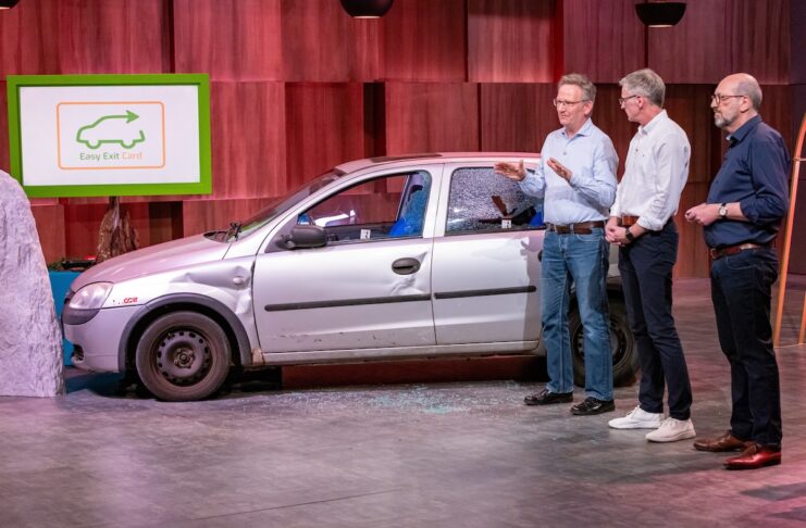 Easy Exit Card Rettungskarte Sicherheit Auto V.l.: Stephan Pannhorst, Bernd Lüke und Sylvain Victor präsentieren mit „Easy Exit Card“ einen Nothammer im Kartenformat. Sie erhoffen sich ein Investment von 100.000 Euro für 25 Prozent der Firmenanteile. Bildrechte/FotografRTL / Bernd-Michael Maurer
