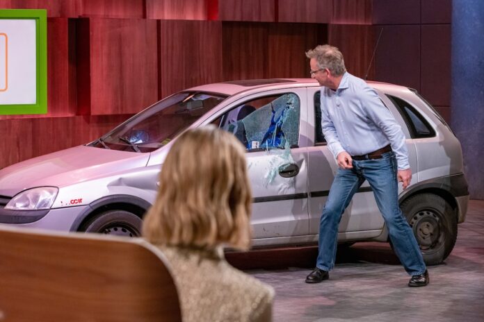 Easy Exit Card Rettungskarte Sicherheit Auto V.l.: Stephan Pannhorst, Bernd Lüke und Sylvain Victor präsentieren mit „Easy Exit Card“ einen Nothammer im Kartenformat. Sie erhoffen sich ein Investment von 100.000 Euro für 25 Prozent der Firmenanteile. Bildrechte/FotografRTL / Bernd-Michael Maurer