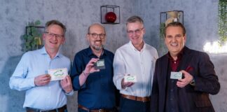 Wenn jede Sekunde zählt Rettungswerkzeug Easy Exit Card für Sicherheitsausstattung Bild: Easy Exit Card S v.l.Bernd Lüke,Sylvain Victor,Stephan Pannhorst,Ralf Dümmel Bildcredits/Fotograf: RTL Bernd-Michael Maurer