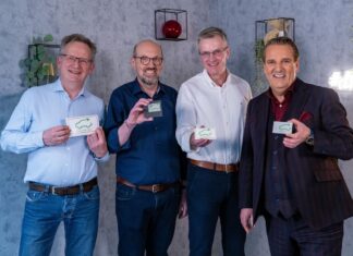 Wenn jede Sekunde zählt Rettungswerkzeug Easy Exit Card für Sicherheitsausstattung Bild: Easy Exit Card S v.l.Bernd Lüke,Sylvain Victor,Stephan Pannhorst,Ralf Dümmel Bildcredits/Fotograf: RTL Bernd-Michael Maurer