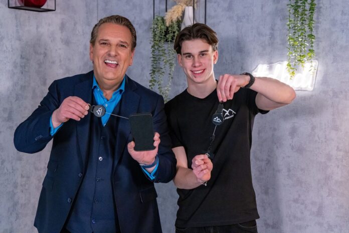 Smartphone sichern mit Easy Protect Handysicherung gegen Sturz EasyProtect v. l.: Ralf Dümmel, Christopher Czellary. Bildcredit/Fotograf: RTL / Bernd Michael Maurer