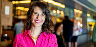 Nutze KI so, dass sie feministische Ziele umsetzt Dr. Eva Gengler: KI und Daten auf der herCAREER Bild Dr. Eva Gengler Wirtschaftsinformatikerin und intersektional-feministische Forscherin zu Macht und Künstlicher Intelligenz Co-Founderin der feminist AI Community und enableYou © Helena Henkel