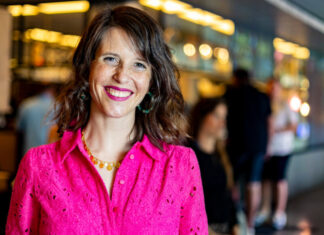 Nutze KI so, dass sie feministische Ziele umsetzt Dr. Eva Gengler: KI und Daten auf der herCAREER Bild Dr. Eva Gengler Wirtschaftsinformatikerin und intersektional-feministische Forscherin zu Macht und Künstlicher Intelligenz Co-Founderin der feminist AI Community und enableYou © Helena Henkel