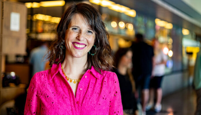 Dr. Eva Gengler: KI und Daten auf der herCAREER Bild Dr. Eva Gengler Wirtschaftsinformatikerin und intersektional-feministische Forscherin zu Macht und Künstlicher Intelligenz Co-Founderin der feminist AI Community und enableYou © Helena Henkel