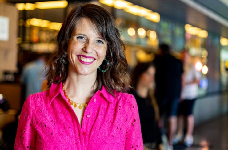 Dr. Eva Gengler: KI und Daten auf der herCAREER Bild Dr. Eva Gengler Wirtschaftsinformatikerin und intersektional-feministische Forscherin zu Macht und Künstlicher Intelligenz Co-Founderin der feminist AI Community und enableYou © Helena Henkel
