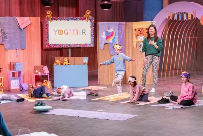 YOGITIER Yogamatten Kinderyoga für Kinder entdecken Bild: Fei Schäfer präsentiert mit YOGITIER Kinderyogamatten in Tierform. Sie erhofft sich ein Investment von 100.000 Euro für 10 Prozent der Firmenanteile. Bildcredits/ Fotograf RTL / Bernd-Michael Maurer