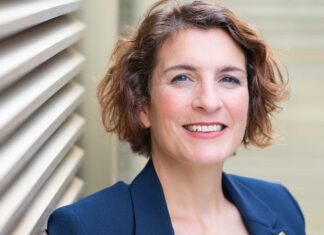 Was Frauen auf dem Weg in Toppositionen wirklich bremst Frauen in Führung Fiona Ruff über Netzwerke und Karriere Bildcredits Frau Winkelmann Businessfotografie & Film Businessshooting öö