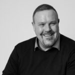 Zwischen Klinik und Freiheit: Wie Pflegeservice Zug eine kritische Lücke im System schließt Pflegeservice Zug FORA Reintegration im Alltag der Pflege Pflegeservice Zug Gerrit Langer Gründer Medicoin Fotostudio Wetzikon Yannik Scrugli