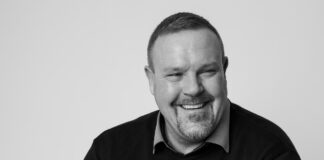 Zwischen Klinik und Freiheit: Wie Pflegeservice Zug eine kritische Lücke im System schließt Pflegeservice Zug FORA Reintegration im Alltag der Pflege Pflegeservice Zug Gerrit Langer Gründer Medicoin Fotostudio Wetzikon Yannik Scrugli