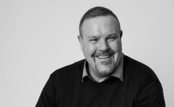 Zwischen Klinik und Freiheit: Wie Pflegeservice Zug eine kritische Lücke im System schließt Pflegeservice Zug FORA Reintegration im Alltag der Pflege Pflegeservice Zug Gerrit Langer Gründer Medicoin Fotostudio Wetzikon Yannik Scrugli