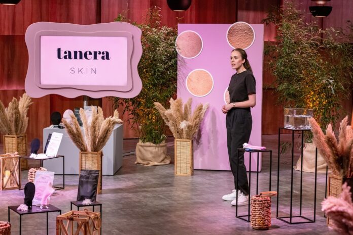 Tanera Skin Reibeisenhaut Hautpflege Lösung Bild: Isabelle Stortz präsentiert mit „Tanera Skin“ Hautpflege gegen Reibeisenhaut (Keratosis Pilaris). Sie erhofft sich ein Investment von 200.000 Euro für 15 Prozent der Firmenanteile. Bildcredits/ Fotograf: RTL / Bernd-Michael Maurer