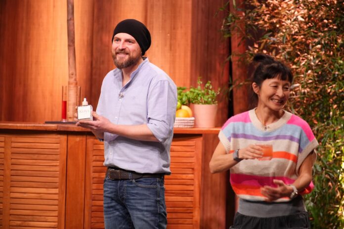 KOYI MICRO SPIRITS Alkohol Spirituosen Genuss Yuka Suzuki und Dr. Hauke Günther präsentieren mit „KOYI MICRO SPIRITS“ Spirituosen zur Herstellung von stark alkoholreduzierten Longdrinks. Sie erhoffen sich ein Investment von 120.000 Euro für 10 Prozent der Firmenanteile. Bildcredits/Fotograf: RTL / Stefan Gregorowius