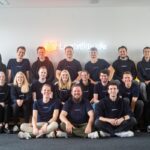 Vom Blind Spot zum Branchenstandard: über 5 Millionen Euro für Logistikbude Ladungsträger Software LCMS Logistikbude Wachstum Das Team der Logistikbude: Mit über 5 Millionen Euro aus einer Series-A-Finanzierungsrunde treibt das Unternehmen die internationale Skalierung seiner Software für automatisiertes Ladungsträgermanagement voran. (Foto: Sina Sadegh Nadi / Logistikbude)