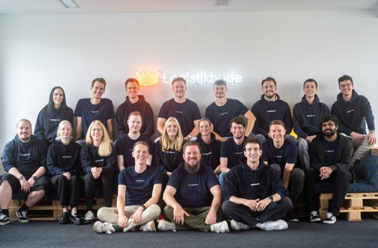 Ladungsträger Software LCMS Logistikbude Wachstum Das Team der Logistikbude: Mit über 5 Millionen Euro aus einer Series-A-Finanzierungsrunde treibt das Unternehmen die internationale Skalierung seiner Software für automatisiertes Ladungsträgermanagement voran. (Foto: Sina Sadegh Nadi / Logistikbude)