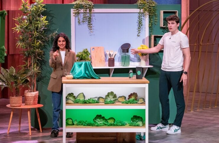 MySpirulina Spirulina und Algen für zuhause Bild: Sara Farzaneh und Ben Schwedhelm präsentieren mit „MySpirulina“ eine autarke Spirulina-Farm. Sie erhoffen sich ein Investment von 200.000 Euro für 10 Prozent der Firmenanteile. Bildrechte/ Fotograf: RTL / Bernd-Michael Maurer