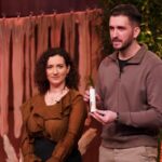 Warum geben wir so viel Geld für Dinge aus, die viel länger halten könnten? NYLAM Strumpfhosen Schutzspray bei Höhle der Löwen Arta (l.) und Mergim Klimenta präsentieren das Strumpfhosen-Schutzspray „Nylam“. Sie erhoffen sich ein Investment von 100.000 Euro für 30 Prozent der Firmenanteile. Bildcredits/Fotograf: RTL / Stefan Gregorowius