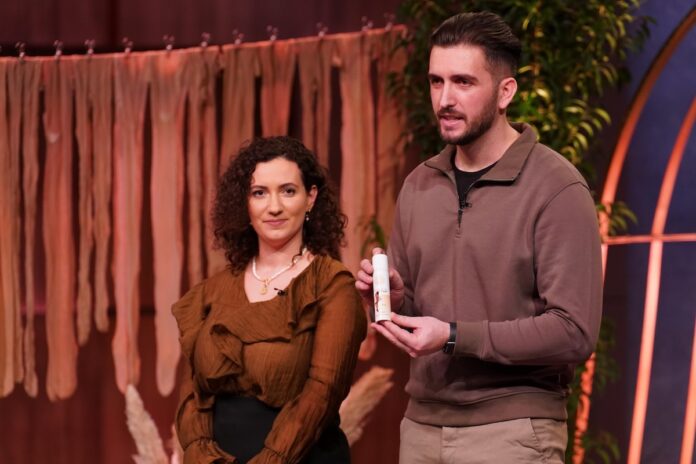 NYLAM Strumpfhosen Schutzspray bei Höhle der Löwen Arta (l.) und Mergim Klimenta präsentieren das Strumpfhosen-Schutzspray „Nylam“. Sie erhoffen sich ein Investment von 100.000 Euro für 30 Prozent der Firmenanteile. Bildcredits/Fotograf: RTL / Stefan Gregorowius