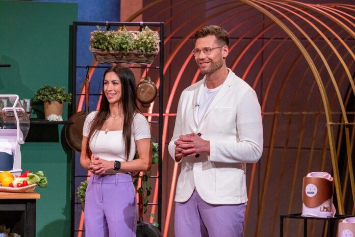 Purora Mixer Mahlzeit Pitch bei Höhle der Löwen Beatrice Ilie und Heinz Pöttinger präsentieren mit „purora“ einfache und gesunde Ernährung mit dem „ThermoTwist“. Sie erhoffen sich ein Investment von 300.000 Euro für 10 Prozent der Firmenanteile. RTL / Bernd-Michael Maurer