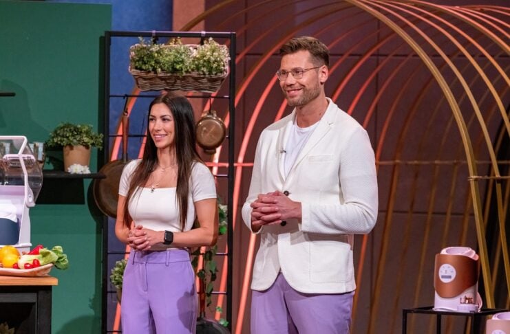 Purora Mixer Mahlzeit Pitch bei Höhle der Löwen Beatrice Ilie und Heinz Pöttinger präsentieren mit „purora“ einfache und gesunde Ernährung mit dem „Purora Mixer“. Sie erhoffen sich ein Investment von 300.000 Euro für 10 Prozent der Firmenanteile. RTL / Bernd-Michael Maurer