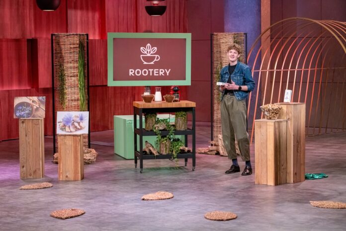 Rootery Kaffeekapseln Nachhaltigkeit Alternative Angelina Widmann präsentiert mit „Rootery Coffee“ Kaffeekapseln aus Wurzelgranulat. Sie erhofft sich ein Investment von 85.000 Euro für 25 Prozent der Firmenanteile. Bildcredits/Fotograf: RTL / Bernd-Michael Maurer