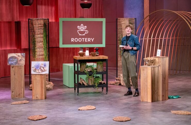 Rootery Kaffeekapseln Nachhaltigkeit Alternative Angelina Widmann präsentiert mit „Rootery Coffee“ Kaffeekapseln aus Wurzelgranulat. Sie erhofft sich ein Investment von 85.000 Euro für 25 Prozent der Firmenanteile. Bildcredits/Fotograf: RTL / Bernd-Michael Maurer
