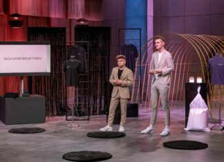 Warum bleibt dein Parfum nie so lange, wie du es willst? SCHARFENSTEIN Duft-T-Shirts Mikroverkapselung Kai Sven Brehmer-Scharfenstein (l.) und Tim Scharfenstein präsentieren mit „SCHARFENSTEIN“ Textilien mit einzigartiger Mikroverkapselung die Duft speichern und freisetzen. Sie erhoffen sich ein Investment von 100.000 Euro für 25 Prozent der Firmenanteile. Bildrechte/Fotograf RTL / Bernd-Michael Maurer