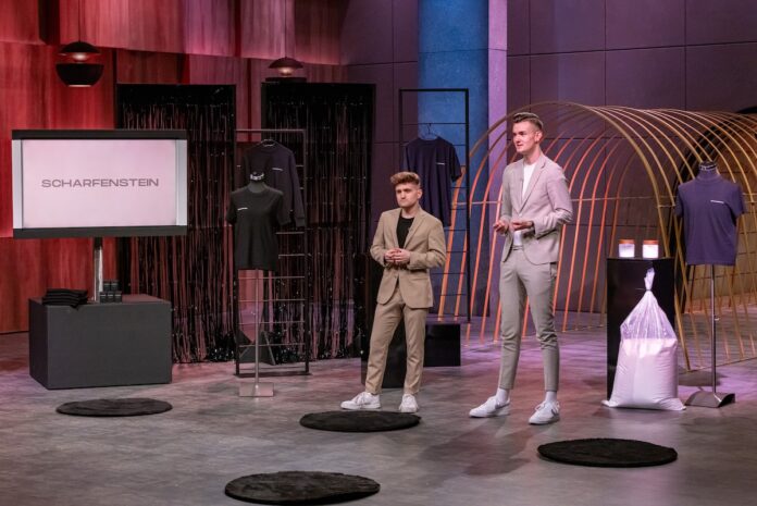 SCHARFENSTEIN Duft-T-Shirts Mikroverkapselung Kai Sven Brehmer-Scharfenstein (l.) und Tim Scharfenstein präsentieren mit „SCHARFENSTEIN“ Textilien mit einzigartiger Mikroverkapselung die Duft speichern und freisetzen. Sie erhoffen sich ein Investment von 100.000 Euro für 25 Prozent der Firmenanteile. Bildrechte/Fotograf RTL / Bernd-Michael Maurer