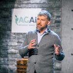 Warum entscheidet sich genau hier die Zukunft unserer Ernährung? Bild Agai Bodenpapst 2 Minuten 2 Millionen Bildcrechte/Fotograf: Puls 4 Gerry Frank