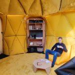 Würdest du in einem Haus wohnen, das fast komplett unter der Erde liegt? Pneumo Planet: aufblasbare Erdhäuser aus Österreich Thomas Herzig