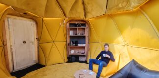 Würdest du in einem Haus wohnen, das fast komplett unter der Erde liegt? Pneumo Planet: aufblasbare Erdhäuser aus Österreich Thomas Herzig