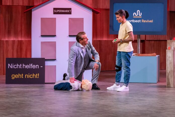 Heartbeat Revivel Erste Hilfe Notfall Pitch Höhle der Löwen Nicole Oudes präsentiert mit „Heartbeat Revivel“ den Erste-Hilfe Schlüsselanhänger mit Stimme. Investor Ralf Dümmel macht den Praxistest. Bildcredits/Fotograf: RTL / Bernd-Michael Maurer