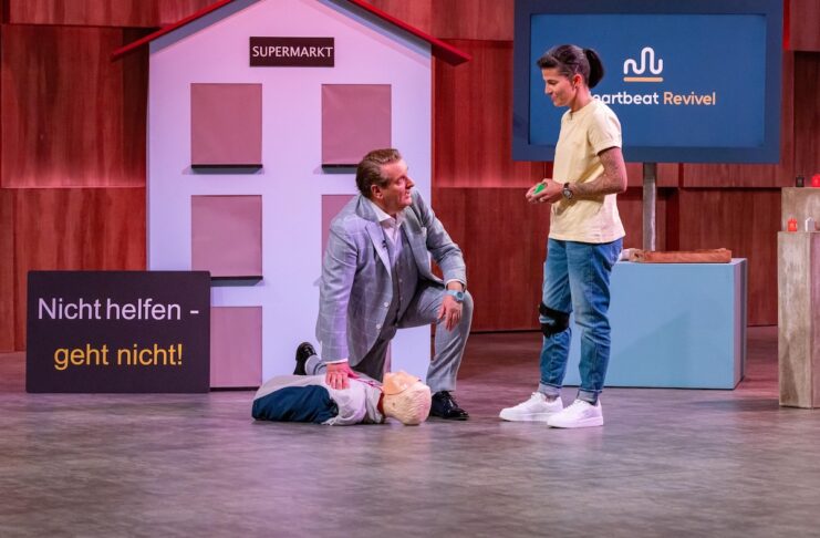 Heartbeat Revivel Erste Hilfe Notfall Pitch Höhle der Löwen Nicole Oudes präsentiert mit „Heartbeat Revivel“ den Erste-Hilfe Schlüsselanhänger mit Stimme. Investor Ralf Dümmel macht den Praxistest. Bildcredits/Fotograf: RTL / Bernd-Michael Maurer