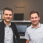 Kann ein alltäglicher Gegenstand in der Küche ganz neu gedacht werden? Gründer Roland Tiefnig (l.) und Armin Hofmann (r.) Fotograf PeterMärkl pro planche Schneidbretter aus nachhaltigem Material