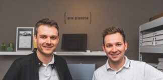 Kann ein alltäglicher Gegenstand in der Küche ganz neu gedacht werden? Gründer Roland Tiefnig (l.) und Armin Hofmann (r.) Fotograf PeterMärkl pro planche Schneidbretter aus nachhaltigem Material