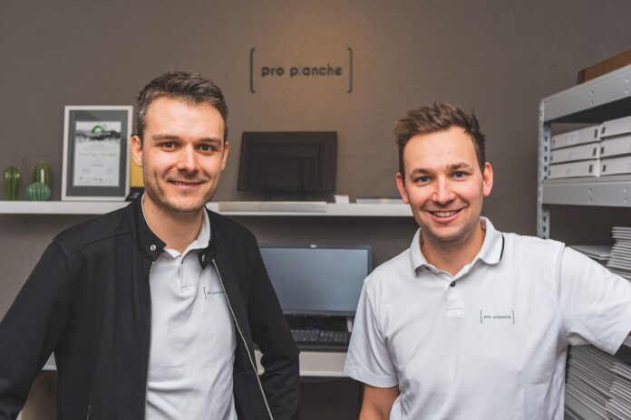 Gründer Roland Tiefnig (l.) und Armin Hofmann (r.) Fotograf PeterMärkl pro planche Schneidbretter aus nachhaltigem Material