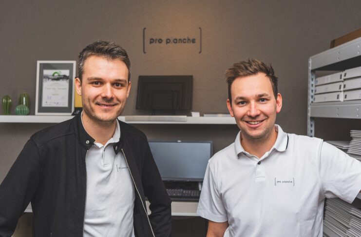 Gründer Roland Tiefnig (l.) und Armin Hofmann (r.) Fotograf PeterMärkl pro planche Schneidbretter aus nachhaltigem Material