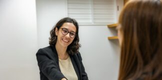 Wie Bewerber durch exzellente Kommunikation punkten Wie Bewerber durch exzellente Kommunikation punkten Bildquelle resume genius unsplash