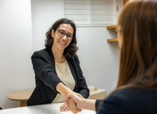 Wie Bewerber durch exzellente Kommunikation punkten Wie Bewerber durch exzellente Kommunikation punkten Bildquelle resume genius unsplash