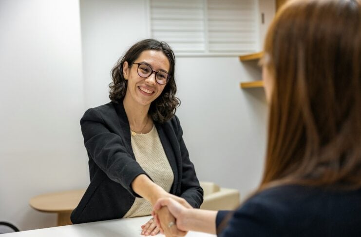 Wie Bewerber durch exzellente Kommunikation punkten Bildquelle resume genius unsplash