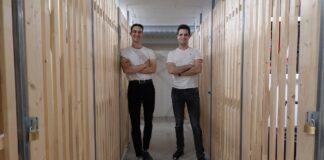 Warum bleibt so viel wertvoller Raum ungenutzt, obwohl der Bedarf ständig wächst? storabble Lagerräume Lagerraum Vergleichsplattform Europa Founder Team Bild stehend