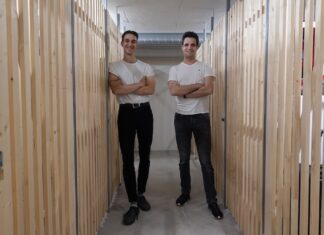 Warum bleibt so viel wertvoller Raum ungenutzt, obwohl der Bedarf ständig wächst? storabble Lagerräume Lagerraum Vergleichsplattform Europa Founder Team Bild stehend