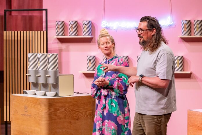 supernutural Nusscreme bei Höhle der Löwen Pitch Amelie und Timo Sperber präsentieren den Nutbooster von „supernutural“. Sie erhoffen sich ein Investment von 500.000 Euro für 6,25 Prozent der Firmenanteile. Bildcredits/Fotograf: RTL / Bernd-Michael Maurer