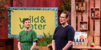 Warum wird Leitungswasser plötzlich zum neuen Trend im Büro? Wild&Water Wasser Höhle der Löwen Pitch Madlen Baetzgen (r.) und Christina Schwörbel präsentieren mit „Wild & Water“ Tee Extrakte für die Mischung mit Wasser. Sie erhoffen sich ein Investment von 150.000 Euro für 10 Prozent der Firmenanteile. Bildcredits/ Fotograf: RTL / Bernd-Michael Maurer