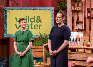 Warum wird Leitungswasser plötzlich zum neuen Trend im Büro? Wild&Water Wasser Höhle der Löwen Pitch Madlen Baetzgen (r.) und Christina Schwörbel präsentieren mit „Wild & Water“ Tee Extrakte für die Mischung mit Wasser. Sie erhoffen sich ein Investment von 150.000 Euro für 10 Prozent der Firmenanteile. Bildcredits/ Fotograf: RTL / Bernd-Michael Maurer