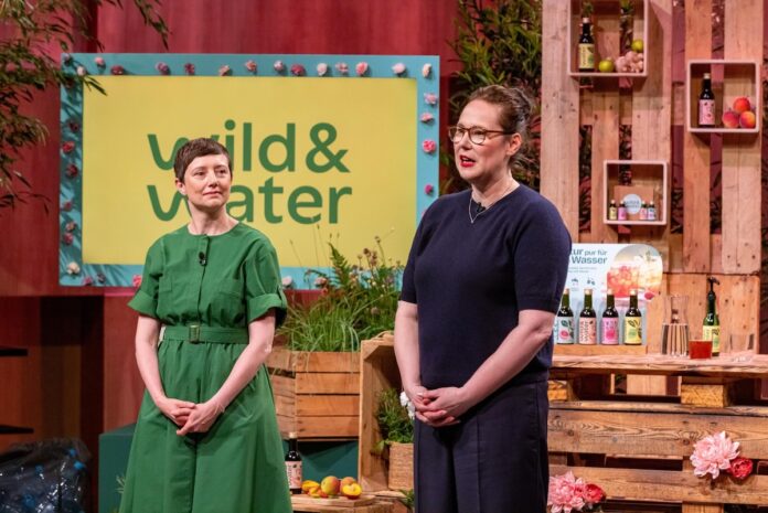 Wild&Water Wasser Höhle der Löwen Pitch Madlen Baetzgen (r.) und Christina Schwörbel präsentieren mit „Wild & Water“ Tee Extrakte für die Mischung mit Wasser. Sie erhoffen sich ein Investment von 150.000 Euro für 10 Prozent der Firmenanteile. Bildcredits/ Fotograf: RTL / Bernd-Michael Maurer