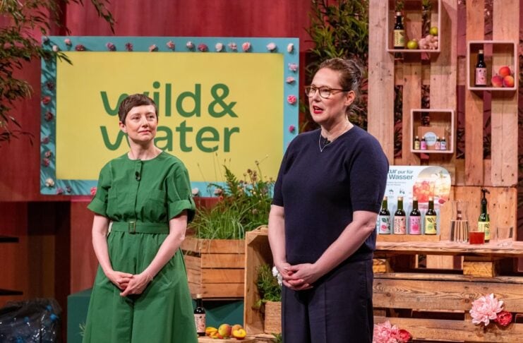 Wild&Water Wasser Höhle der Löwen Pitch Madlen Baetzgen (r.) und Christina Schwörbel präsentieren mit „Wild & Water“ Tee Extrakte für die Mischung mit Wasser. Sie erhoffen sich ein Investment von 150.000 Euro für 10 Prozent der Firmenanteile. Bildcredits/ Fotograf: RTL / Bernd-Michael Maurer