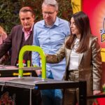 Kann ein Spiel zum echten Gruppenerlebnis werden? Boller Battle Event Gameshow Höhle der Löwen Die "Löwen" (v.l.) Dagmar Wöhrl, Ralf Dümmel, Frank Thelen und Judith Williams unterziehen die Bollerwagen Gameshow von "Boller Battle" direkt dem Praxistest. Bildcredits/Fotograf: RTL / Bernd-Michael Maurer