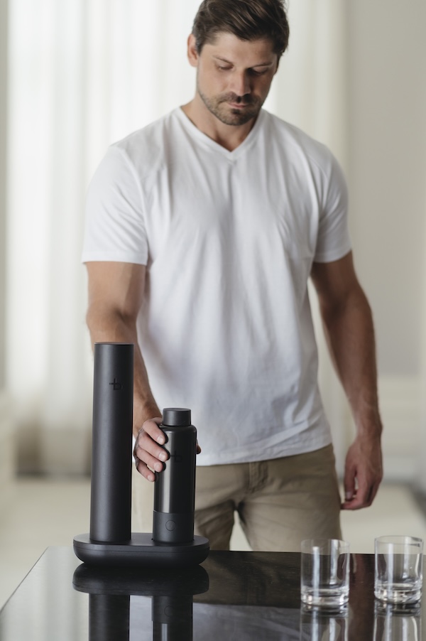 bottleplus Sprudelwasser mobil Wassersprudler für unterwegs Produktbild mit Mann